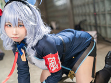 【コスプレ】メモリアルロビーの名シーンをバッチリ再現!タイトな衣装を着こなす『ブルアカ』アコが颯爽と登場【写真9枚】 画像