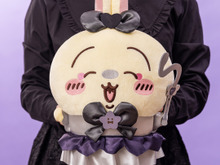 うさぎの笑顔がどこか怖い…!「ちいかわ」ダークな雰囲気のBIGぬいぐるみが5月下旬よりプライズ展開 画像