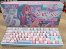VTuber・結城さくなの推し活するならコレ! 本人監修ゲーミングキーボード&マウスパッドをレビュー サイン入り背面ガラスプレートが嬉しい、ガジェットとしての使用感も◎ 画像