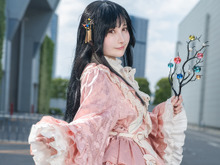 【コスプレ】生地をたっぷり使った衣装の絢爛さに目を奪われる!月の姫「蓬莱山輝夜」の優雅な美しさを見せる人気レイヤー【写真8枚】 画像