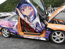 ガルウィングの湊あくあ&紫咲シオンがイカす!「ホロライブ」「にじさんじ」など奥伊吹に集まったVTuber痛車まとめ【ARCChampionship 2025フォトレポ】 画像