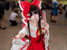 【コスプレ】お札を構え颯爽と妖怪を退治する姿が鮮やか!巫女衣装が似合う“博麗霊夢”の美女レイヤーに注目【写真6枚】 画像