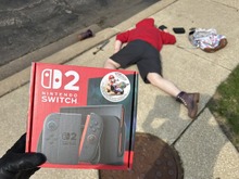 「スイッチ2安く買えたぜ!」目の前には荷物ぶちまけ倒れた人…インパクト抜群の1枚が話題に 画像