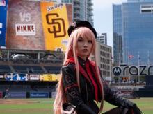 オオタニサンも見てた?『勝利の女神:NIKKE』ラピがメジャーの始球式に降り立つ!海外人気ストリーマーが10万人以上の観客をコスプレで魅了 画像