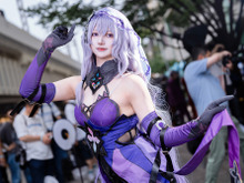 【コスプレ】黒ストッキングが魅せるエレガントさとミステリアスな雰囲気がいい!『崩スタ』ブラックスワンが艶のある美しさを披露【写真9枚】 画像