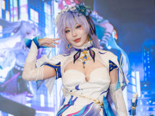 【コスプレ】白タイツにガーターベルトのチラ見せポーズが魅惑的!『鳴潮』カンタレラが艶っぽい表情で観客を魅了【写真9枚】 画像
