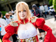 【コスプレ】『FGO』ネロの生意気な表情が可愛い!金髪に赤いドレスで、台湾の庭園に映える美貌も見応えあり【写真9枚】 画像
