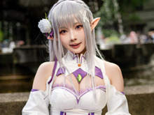 【コスプレ】「リゼロ」エミリアが美しすぎる!色白な美脚が際立つ、太ももの絶対領域も完璧【写真8枚】 画像