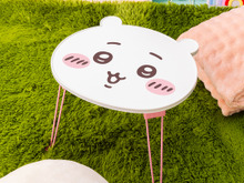 「ちいかわ」キュートな顔が天板にデザイン!インテリアにも使いやすいミニテーブルがプライズ化 画像