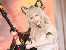 【コスプレ】巨大すぎる剣を携えたクールな微笑みがかっこいい！『鳴潮』ザンニーの公式レイヤーのポージングが本物すぎる【写真9枚】 画像
