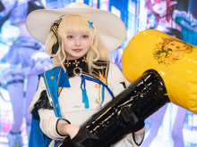 【コスプレ】『鳴潮』フィービーに救済されたい人が長蛇の列を作る!巨大ハンマーぴこぴこ姿が可愛すぎる人気レイヤー・すずら【写真11枚】 画像