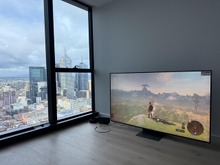 月額約17万、超お高い家賃の部屋で遊ぶ「スイッチ2」は快適!?高層マンションの大型モニターから映し出される『ブレワイ』の景色 画像