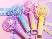 「ちいかわ」夏のレジャーにピッタリな新商品が本日7月4日11時より発売!虹色に光るハンディファン、フローティング防水ケースなど便利なアイテム 画像
