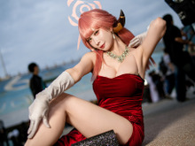 【コスプレ】脇チラと美脚にグッとくる!『ブルアカ』陸八魔アルの赤ドレス姿はシルエットがセクシーすぎた【写真8枚】 画像