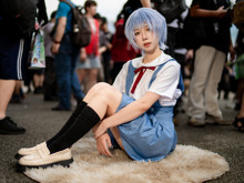 【コスプレ】「エヴァ」綾波レイの透明感あふれる美貌に目が離せない!台湾美女の制服姿が夏を感じるエモさ【写真7枚】 画像