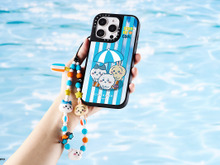 「ちいかわ」夏の開放感とワクワクを詰め込んだスマホアクセサリーが、カラフルで可愛さ満点！ 画像