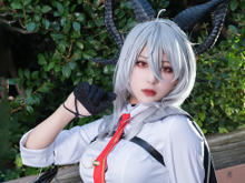 【コスプレ】白シャツにパンツルックが似合いすぎ!優雅なポーズがかっこいい『鳴潮』ザンニーの美女レイヤー【写真10枚】 画像