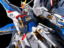 RGガンプラ「ストフリ」「デスティニー」のチタニウムフィニッシュ仕様が再販!ディスプレイを一層華やかにする「光の翼」も同時予約 画像