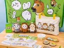 「ちいかわ ハッピーバッグ2026(午年)」受注締切迫る!馬になったぬいぐるみや、ユニークな絵柄のポストカードブックなど計9アイテムがセットに 画像