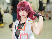 【コスプレ】社長服の宝鐘マリン船長が艶っぽい!ノースリーブシャツにスリットがセクシーなタイトスカート姿でドキドキが止まらない【写真8枚】 画像
