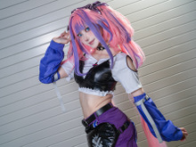 【コスプレ】抜群のメイクセンスに美くびれが際立つスタイル作りまで!美しさを徹底追求したホロライブ「ヴィヴィ」レイヤー【写真9枚】 画像