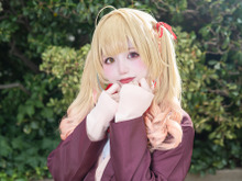 【コスプレ】キラキラの瞳に甘えた表情が可愛い！ミニスカ制服×ニーハイで魅せる振り向き姿もキュートな「星川サラ」に注目【写真9枚】 画像