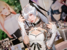 【コスプレ】香港美女の『NIKKE』シンデレラの透明感マシマシ衣装に目が釘つけ!美脚が際立つ白ドレスが眩しい【写真8枚】 画像