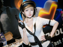 【コスプレ】ショーパン×ニーハイの『PUBG MOBILE』ガンナーがあまりに美しすぎる!銃を構えたスレンダー美女に注目【写真8枚】 画像