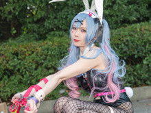 【コスプレ】ミクさんバニーが「ワンフェス」に出現!スレンダースタイルに網タイツの挑発ポーズがどハマりな美女レイヤー【写真9枚】 画像