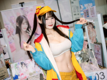 【コスプレ】美しすぎるマクドナルド店員コスを香港で発見!スポーツブラからニーハイまで計算され尽くしたファッションを見よ【写真7枚】 画像