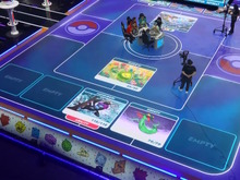 『ポケカ』世界大会、未来感あふれる“床”の演出に反響!「遊戯王のソリッドビジョンみたい」「全TCGプレイヤーの夢じゃん」 画像