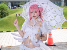 【コスプレ】『NIKKE』ドロシーが日傘片手に爽やか夏衣装で登場!キュートな笑顔と魅惑的なポージングでハートを鷲掴み【写真8枚】 画像