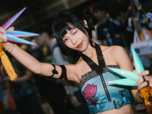【コスプレ】へそ出し衣装とキュートなウインクが可愛い!ネトフリの人気アニメキャラの美スタイルにメロメロにされた【写真8枚】 画像