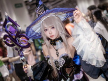 【コスプレ】クールな表情が美しすぎる!『崩壊:スターレイル』マダムヘルタの美貌に足を止めてうっとりする人が続出【写真8枚】 画像