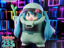 右手にネギを持った姿がキュート!「ガンダム」×「初音ミク」コラボの“ザクの着ぐるみ”フィギュアが9月4日より順次プライズ展開 画像