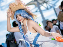 【コスプレ】白のワンピースと麦わら帽子が爽やか!スタイル抜群な「ホロライブ」兎田ぺこらのタイ美女レイヤー【写真9枚】 画像