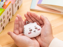 「ちいかわ」がま口ポーチが、アミューズメント施設にて再登場!丸い顔を手のひらサイズにしたハチワレ、モモンガら全8種ラインナップ 画像