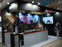東京ゲームショウ 2025のBenQブースはゲームアートスタイルを鮮明に映し出す最新ゲーミングモニターが主役!猫麦とろろさんのスタイリッシュなパネルもお出迎え【TGS2025】 画像