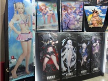 どこを見ても目を奪われる…!『アトリエ』シリーズ『DOAXVV』『NIKKE』の妖艶タペストリーなど―魅力的な物販ブースレポ【TGS2025】 画像