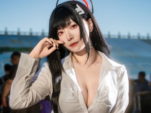 【コスプレ】黒ストッキング＆ハイヒールで魅せるスーツ姿が絶景！香港美女の『ブルアカ』調月リオが魅惑のスタイルを披露する【写真8枚】 画像