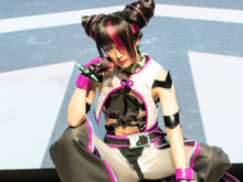 【コスプレ】『スト6』ジュリとの対戦希望者が押しかける!TGS2025で百人組手になっても涼しい顔をする美女レイヤー【写真16枚】 画像