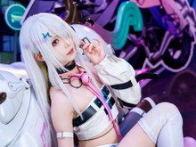 【コスプレ】クールな美女の細いくびれが素晴らしすぎる！『カレイドライダー』ハクレイがどの角度から見ても隙がない【写真8枚】 画像