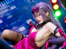 【コスプレ】圧巻のボディでバイクにまたがる美女ライダー！『カレイドライダー』ルーシーが妖艶なスタイルで魅了する【写真10枚】 画像