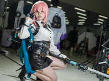 【コスプレ】タイトスカートから美脚をのぞかせ、颯爽と薙刀を構える姿に見惚れてしまう！『ゼンゼロ』月城柳の美女レイヤー【写真8枚】 画像