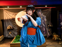 【コスプレ】大和撫子の青い浴衣から美脚がチラリ！『信長の野望 真戦』緑の雅やかな佇まいに、古き良き時代の美を感じる【写真7枚】 画像