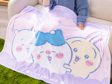 ハチワレが嬉しそう…！「ちいかわ」ふわふわ生地の超BIGマイヤーブランケット全2種デザインが可愛くて癒される 画像
