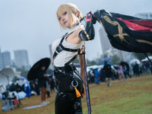 【コスプレ】タイトなパンツ×細いウエストで上着を翻す姿がかっこよすぎる！『ゼンゼロ』イヴリンが美しいボディラインで魅せる【写真8枚】 画像