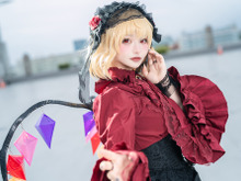 【コスプレ】金髪美女が見せる「フラン」のあどけない可愛さと狂気のギャップがすごい！ハイクオリティな衣装にも注目【写真8枚】 画像