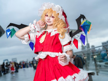 【コスプレ】無邪気な笑顔が可愛い！フリルのミニスカで愛嬌のあるポージングを披露した東方Project「フラン」の美女レイヤー【写真8枚】 画像