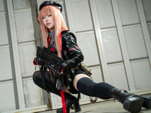 【コスプレ】くびれたウエストからの美尻×美脚がかっこいい！『NIKKE』ラピの美女レイヤーが大胆なポージングで魅せる【写真10枚】 画像